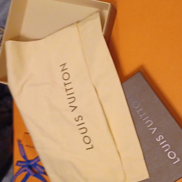LV giftbox and Dustbag HOST PICK - Picture 2 of 4